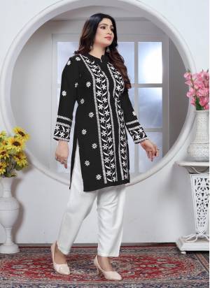 Garb These Beautiful Looking Readymade Kurti.These Kurti is Fabricated On Rayon.Its Beautified With Designer Chikankari Embroidery Work.