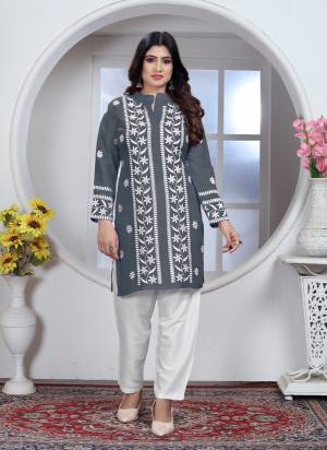 Garb These Beautiful Looking Readymade Kurti.These Kurti is Fabricated On Rayon.Its Beautified With Designer Chikankari Embroidery Work.