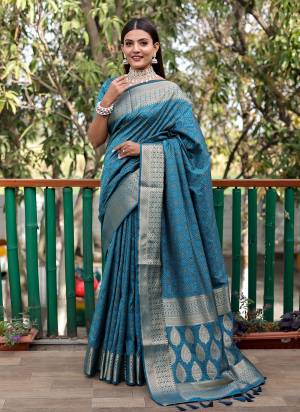 Atrective These Festive Wear Saree in Fine Colored.These Saree And Blouse is Fabricated On Handloom Silk.Its Beautified With Weaving Bandhej Patola Designer.