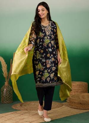 Garb These Suit in Fine Colored Pair With Bottom And Dupatta.These Top Are Organza And Dupatta Are Fabricated On Banarasi Pair With Santoon Bottom.Its Beautified With Designer Printed, Hand Work.