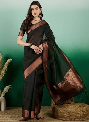 Garb These Party Wear Saree in Fine Colored.These Saree And Blouse Is Khadi Organza Fabricated.Its Beautified With Wevon Designer.