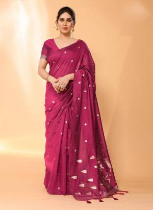 Garb These Festive Wear Saree in Fine Colored.These Saree And Blouse is Fabricated On Chanderi Silk.Its Beautified With Weaving Jari Designer.