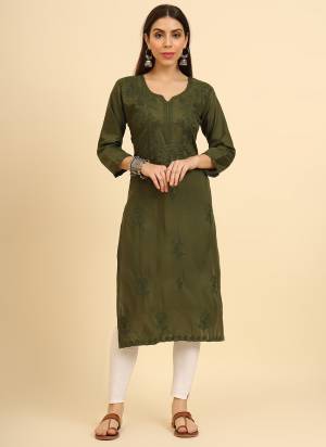 Looking These Beautiful Looking Readymade Kurti.These Kurti is Fabricated On Cotton.Its Beautified With Designer Lucknowi Chikankari Thread Embroidery Work.