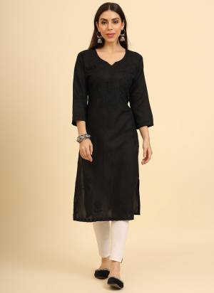 Looking These Beautiful Looking Readymade Kurti.These Kurti is Fabricated On Cotton.Its Beautified With Designer Lucknowi Chikankari Thread Embroidery Work.