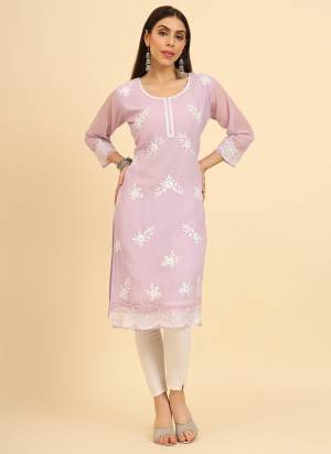 Garb These Beautiful Looking Readymade Kurti.These Kurti is Fabricated On Georgette.Its Beautified With Designer Lucknowi Chikankari Thread Embroidery Work.