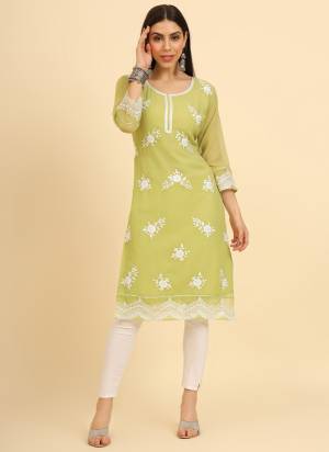 Garb These Beautiful Looking Readymade Kurti.These Kurti is Fabricated On Georgette.Its Beautified With Designer Lucknowi Chikankari Thread Embroidery Work.