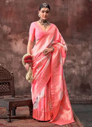 Looking These Party Wear Saree in Fine Colored.These Saree And Blouse is Fabricated On Rangkat Handloom Silk.Its Beautified With Handloom Weaving Designer.