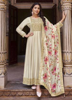 Attrective These Party Wear Anarkali Suit in Fine Colored Pair With Bottom And Dupatta.These Top Are Vichitra Silk And Dupatta Are Silk And Pair With Santoon Bottom.Its Beautified With Santoon Inner.Its Beautified With Designer Printed Dupatta With Embroidery Work.