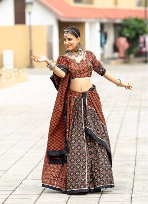 For A Designer Look,Grab These Navratri Lehenga Choli in Fine Colored.These Lehenga And Blouse Are Fabricated On Cotton Pair With Cotton Dupatta.Its Beautified With Designer Printed With Work.