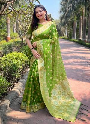 Garb These Party Wear Saree in Fine Colored.These Saree And Blouse is Fabricated On Organza.Its Beautified With Weaving Jal Designer.