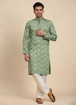 For A Festive Wear,Grab These Readymade Kurta With Payjama Pair in Fine Colored.These Kurta Are Viscose Rayon And Payjama Are Art Silk Fabricated on Pair.Its Beautified With Designer Embroidery Work.