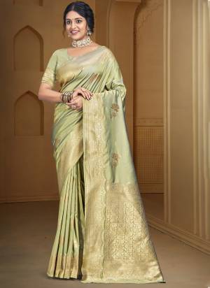 Looking These Fastive Wear Saree in Fine Colored.These Saree And Blouse is Fabricated On Silk.Its Beautified With Weavon Jacquard Jari Designer.