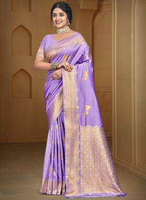 Looking These Fastive Wear Saree in Fine Colored.These Saree And Blouse is Fabricated On Silk.Its Beautified With Weavon Jacquard Jari Designer.