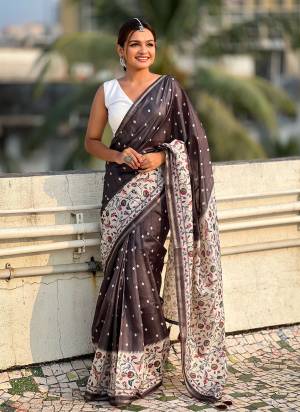 Garb These Party Wear Saree in Fine Colored.These Saree And Blouse is Fabricated On Katki Silk.Its Beautified With Designer Floral Printed.