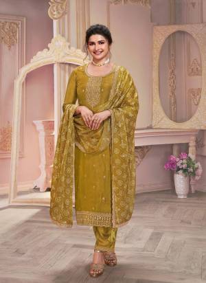 Garb These Designer Suit in Fine Colored Pair With Bottom And Dupatta.These Top Are Georgette And Dupatta Are Fabricated On Chiffon Pair With Santoon Bottom.Its Beautified With Santoon Inner.Its Beautified With Heavy Designer Embroidery Work.