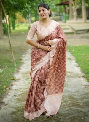 Attrective These Party Wear Saree in Fine Colored.These Saree And Blouse is Fabricated On Tussar Silk.Its Beautified With Wevon Kantha Lining Designer With Cheks Printed.