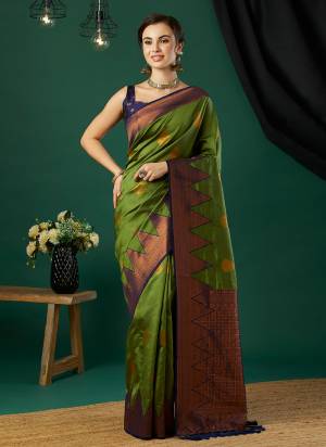 Looking These Party Wear Saree in Fine Colored Pair With Blouse.These Saree and Blouse Are Fabricated On Banarasi Silk.Its Beautified With Wevon Jari Designer.