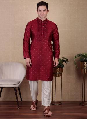 For A festive Wear,Grab These Readymade Kurta With Payjama in Fine Colored.These Kurta Are Jacquard Silk And Payjama is Fabricated On Art Silk With Wevon Designer Mirror Embroidery Work.Buy Now.