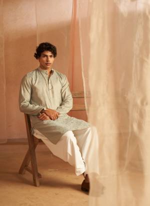 For A festive Wear,Grab These Readymade Kurta With Payjama in Fine Colored.These Kurta is Fabricated On Viscose And Art Silk Bottom With Wevon Designer.Buy Now.