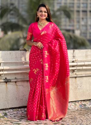 Attrective Look These Traditional Saree in Fine Colored.These Saree And Blouse is Fabricated On Soft Silk.Its Beautified With Weaving Dual Jari Rich Pallu Designer.