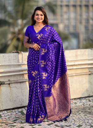 Attrective Look These Traditional Saree in Fine Colored.These Saree And Blouse is Fabricated On Soft Silk.Its Beautified With Weaving Dual Jari Rich Pallu Designer.