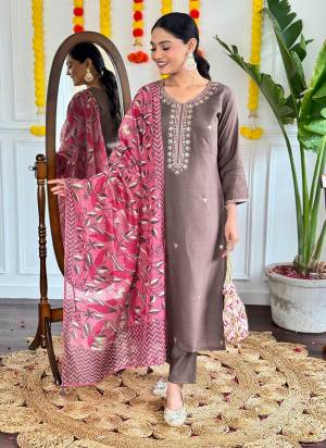 Looking These Suit in Fine Colored Pair With Bottom And Dupatta.These Top And Bottom Are Fabricated On Chanderi Viscose Pair With Linen Dupatta.Its Beautified With Designer Embroidery Work .