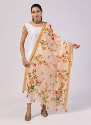 Looking These Beautiful Colored Ethnic Dupatta.This Dupatta is Fabricated On Beautiful Lilen Fabric . It Is Beautified With Beautiful Wevon Jari Border Designer With Digital Printed.