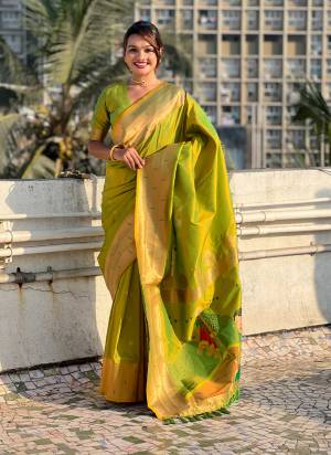 Attrective Look These Traditional Saree in Fine Colored.These Saree And Blouse is Fabricated On Soft Silk.Its Beautified With Weaving Rich Figure Pallu Designer.