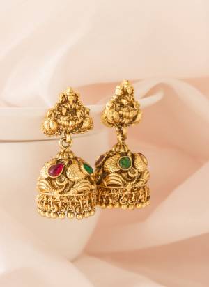 Grab These Beautifil Golden Colored Earring Jhumka.These Earring is Come Bross & Copper Material And Beautified With Artificial Stone Work.