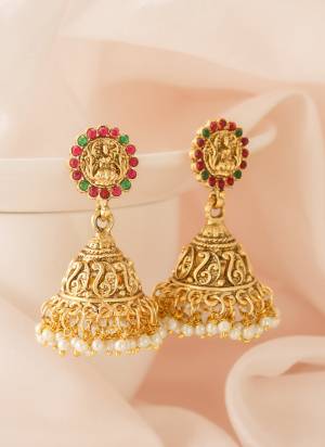 Grab These Beautifil Golden Colored Earring Jhumka.These Earring is Come Bross & Copper Material And Beautified With Artificial Stone Work.