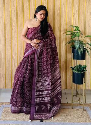 Looking These Party Wear Saree in Fine Colored.These Saree And Blouse is Fabricated On Linen Cotton.Its Beautified With Wevon Border Designer With Digital Batik Printed.