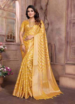 Garb These Party Wear Saree in Fine Colored.These Saree And Blouse is Fabricated On Organza.Its Beautified With Wevon Jari Designer.
