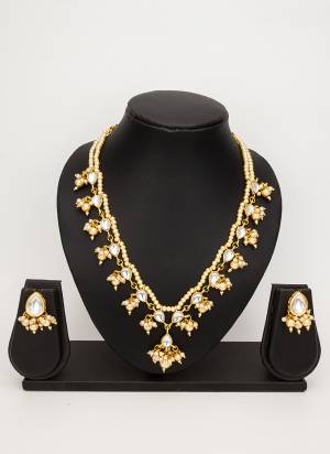 Attrective These Beautifil Colored Necklace.These Necklace is Come Brass Material And Beautified With Kundan Stone Work.