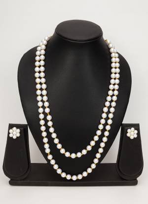 Attrective These Beautifil Colored Necklace.These Necklace is Come Pearl Material And Beautified With Kundan Stone Work.