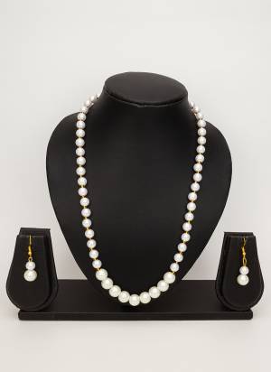 Attrective These Beautifil Colored Necklace.These Necklace is Come Pearl Material And Beautified With Kundan Stone Work.