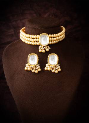 Attrective These Beautifil Colored Necklace.These Necklace is Come Pearl Material And Beautified With Kundan Stone Work.