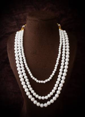 Attrective These Beautifil Colored Necklace.These Necklace is Come Pearl Material And Beautified With Kundan Stone Work.