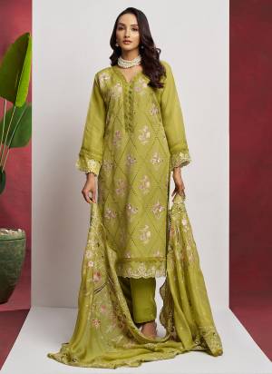 Grab These Suit in Fine Colored Pair With Bottom.These Top Are Organza And Dupatta Are Fabricated On Organza Pair With Rayon Bottom.Its Beautified With Heavy Designer Multy Thread Embroidery Work.