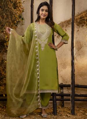 Attractive These Beautiful Looking Readymade Suits With Dupatta.These Suit is Fabricated On Top Are Silk Blend And Bottom Silk Blend And Organza Dupatta .Its Beautified With Designer Embroidery Work.