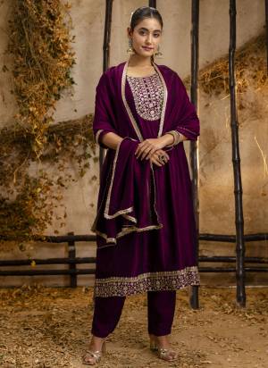 Attractive These Beautiful Party Wear Readymade Suits With Dupatta.These Suit is Fabricated On Top And Bottom Are Silk Blend And Nazneen Dupatta .Its Beautified With Designer Embroidery Work.
