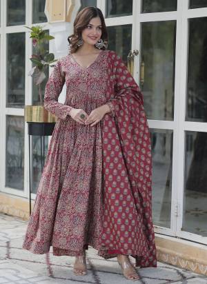 Attractive Looking These Beautiful Looking Readymade Suits.These Top And Bottom is Fabricated On Cotton And Cotton Dupatta.Its Beautified With Designer Printed.