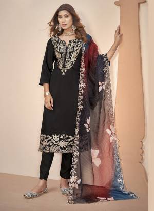 Attractive Looking These Party Wear Suit in Fine Colored Pair With Bottom And Dupatta.These Top Are Muslin And Dupatta Are Fabricated On Crystal Organza Pair With Cotton Bottom.Its Beautified With Designe Heavy Embroidery Work,Digital Printed.