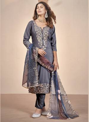 Attractive Looking These Party Wear Suit in Fine Colored Pair With Bottom And Dupatta.These Top Are Muslin And Dupatta Are Fabricated On Crystal Organza Pair With Cotton Bottom.Its Beautified With Designe Heavy Embroidery Work,Digital Printed.