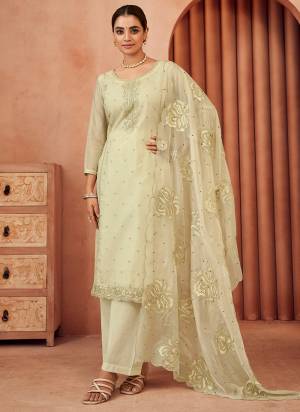  Looking These Party Wear Suit in Fine Colored Pair With Bottom And Dupatta.These Top Are Organza And Dupatta Are Fabricated On Organza Pair With Dull Santoon Bottom.Its Beautified With Designe Heavy Thread Embroidery Work.