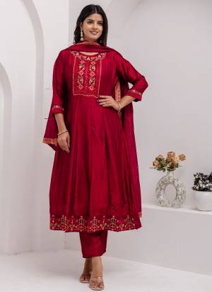Garb These Beautiful Looking Party Wear Readymade Suits With Dupatta.These Suit is Fabricated On Top Are Vichitra Silk And Bottom Are Vichitra Silk And Vichitra Silk Dupatta .Its Beautified With Designer Thread Embroidery Work,Swarovski Diamond Dupatta.