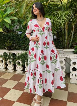 Garb These Beautiful Looking Readymade Long Kurti.These Kurti is Fabricated On Rayon.Its Beautified With Designer Printed.