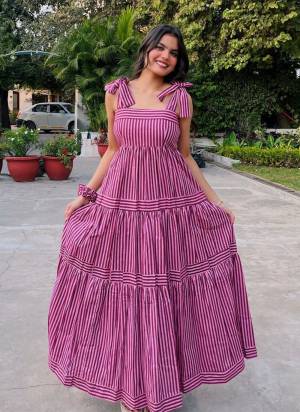 Garb These Beautiful Looking Readymade Long Kurti.These Kurti is Fabricated On Rayon.Its Beautified With Designer Printed.