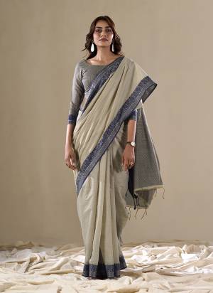 Looking These Party Wear Saree in Fine Colored.These Saree Are Handloom Silk And Blouse is Fabricated On Handloom Silk.Its Beautified With Wevon Pallu Border Designer.