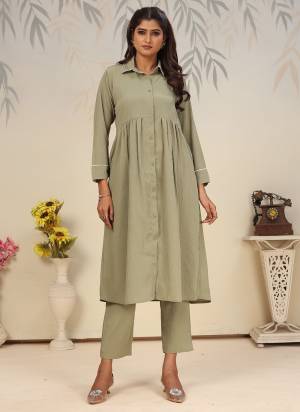 Grab These Beautiful Looking Readymade Top With Bottom Set.These Top And Bottom is Fabricated On Rinkal Cotton.Its Beautified With Solid Designer.