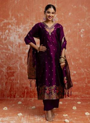 Attractive These Beautiful Party Wear Readymade Suits With Dupatta.These Suit is Fabricated On Top And Bottom Are Cotton Silk Blend And Banarasi Silk Dupatta .Its Beautified With Wevon Jacquard Jari Designer.